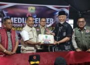 Gubernur Sumatera Barat Mahyeldi Ansharullah (kemeja hitam), Deputi Bidang Pencegahan BNPB, Abdul Muhari (rompi hijau) dan Bupati Manggarai Herybertus G.L Nabit (rompi dan kemeja putih) saat berdialog dan serah terima bantuan di Posko Kabupaten Manggarai, Nusa Tenggara Timur, Selasa (25/8/2026).