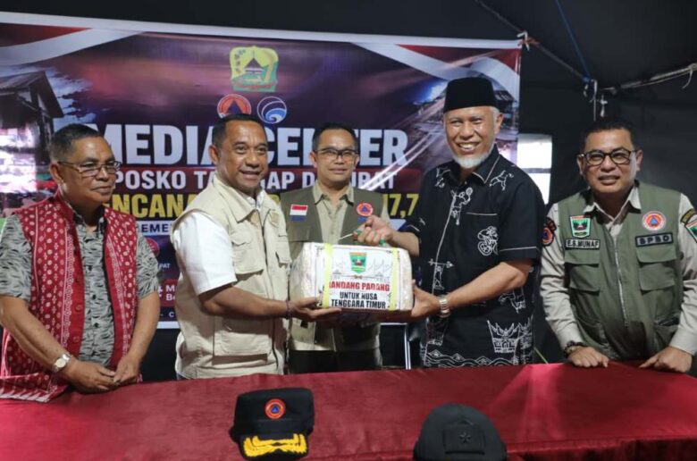 Gubernur Sumatera Barat Mahyeldi Ansharullah (kemeja hitam), Deputi Bidang Pencegahan BNPB, Abdul Muhari (rompi hijau) dan Bupati Manggarai Herybertus G.L Nabit (rompi dan kemeja putih) saat berdialog dan serah terima bantuan di Posko Kabupaten Manggarai, Nusa Tenggara Timur, Selasa (25/8/2026).