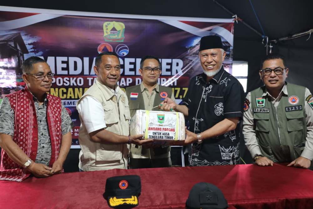 Gubernur Mahyeldi Antar Langsung 2,2 Ton Rendang ke NTT