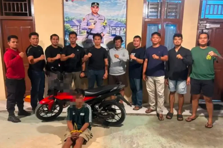 Pelaku pencurian kendaraan bermotor (curanmor) berinisial AY (20) diamankan jajaran Polsek Sungai Rumbai dan Polres Dharmasraya beserta barang bukti satu unit sepeda motor, Jumat (14/8/2026).