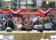 Kapolda Sumbar Irjen Pol Djati Wiyoto Abadhy bersama Gubernur Sumbar Mahyeldi, jajaran forkopimda, dan pejabat utama menunjukkan barang bukti dari pengungkapan 43 kasus tindak pidana narkoba, saat konferensi pers di halaman Mapolda Sumbar, Selasa (18/8/2026).