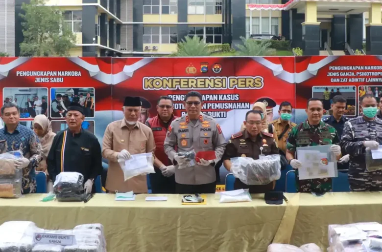 pemusnahan narkoba sumbar Kapolda Sumbar Irjen Pol Djati Wiyoto Abadhy bersama Gubernur Sumbar Mahyeldi, jajaran forkopimda, dan pejabat utama menunjukkan barang bukti dari pengungkapan 43 kasus tindak pidana narkoba, saat konferensi pers di halaman Mapolda Sumbar, Selasa (18/8/2026).