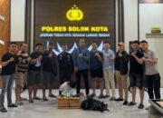 Satresnarkoba Polres Solok Kota menciduk pemuda berinisial AP (26) beserta 10 paket besar ganja kering usai mobil yang dikendarainya mengalami kecelakaan.