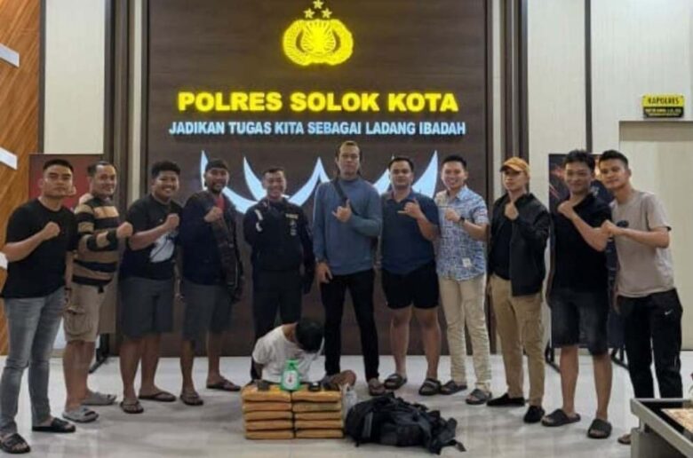penangkapan 10 kg ganja kota solok Satresnarkoba Polres Solok Kota menciduk pemuda berinisial AP (26) beserta 10 paket besar ganja kering usai mobil yang dikendarainya mengalami kecelakaan.