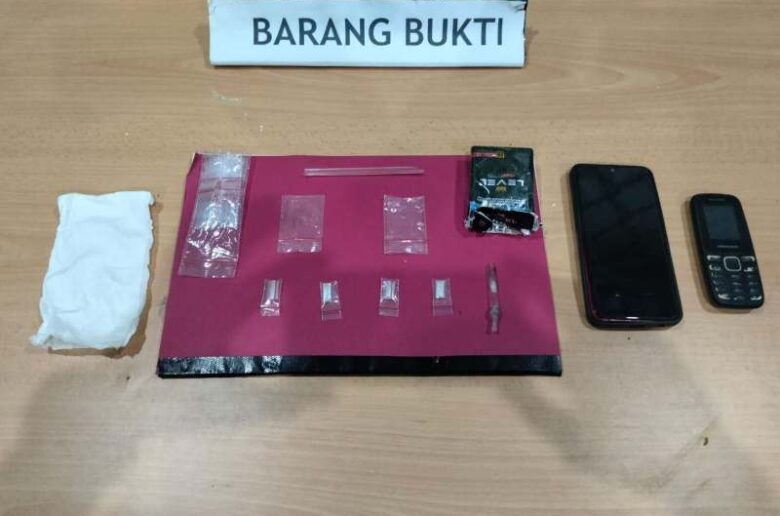 penangkapan sabu polres pariaman Tim Mata Elang Satresnarkoba Polres Pariaman menangkap residivis narkoba berinisial R alias Ando di Naras Hilir. Polisi menyita 4 paket sabu.