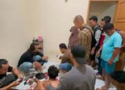 Satresnarkoba Polres Solok Kota membongkar sindikat peredaran gelap narkotika dengan mengamankan dua pria dan seorang wanita di Tanjung Paku beserta barang bukti sabu.