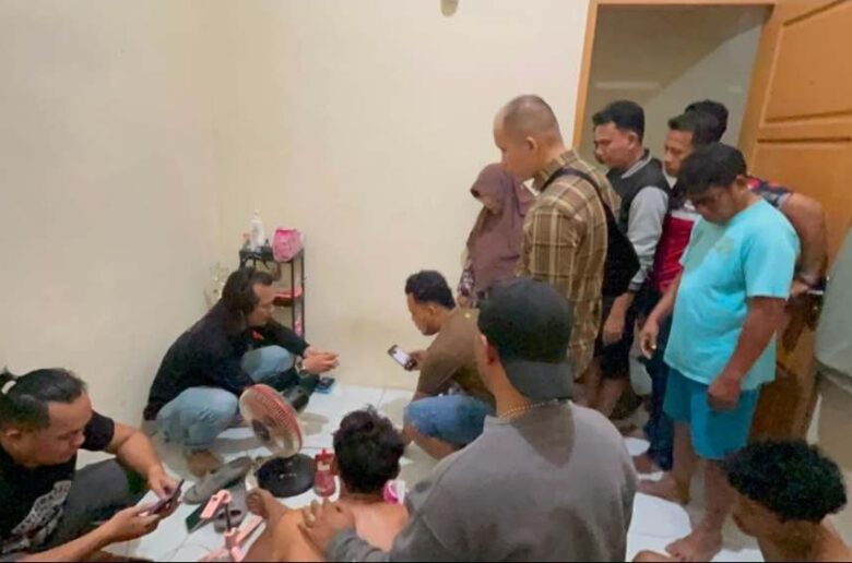 pengedar sabu kota solok ditangkap Satresnarkoba Polres Solok Kota membongkar sindikat peredaran gelap narkotika dengan mengamankan dua pria dan seorang wanita di Tanjung Paku beserta barang bukti sabu.