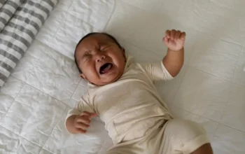 Bayi Nangis Terus? Tenang, Bunda Nggak Sendirian!