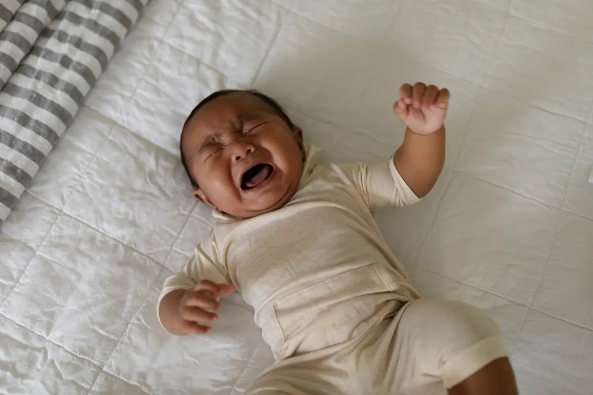 Bayi Nangis Terus? Tenang, Bunda Nggak Sendirian!