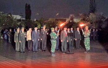 Kapolda Sumbar Pimpin Apel Kehormatan dan Renungan Suci HUT ke-81 RI di TMP Kusuma Negara