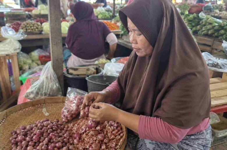 upah pengupas bawang Klaim upah mengupas bawang Rp700 ribu per kg viral di media sosial. Namun, realitas buruh di lapangan hanya menerima Rp300 hingga Rp3.000 per kg.