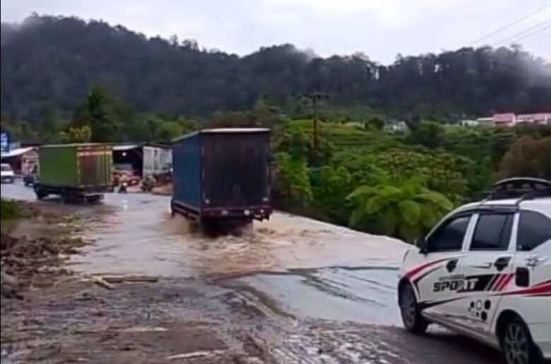 Akses Padang Solok Buka Tutup Akses Padang-Solok kembali dapat dilalui setelah sempat lumpuh akibat terdampak bencana banjir bandang dan tanah longsor.