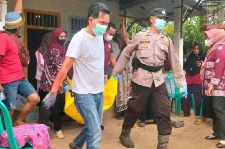 Anak Bacok Ayah Kandung Pulau Rimau Personel Polsek Pulau Rimau bersama warga mengevakuasi jenazah korban pembunuhan di Desa Teluk Betung, Kecamatan Pulau Rimau, Banyuasin, Kamis (17/9/2026).