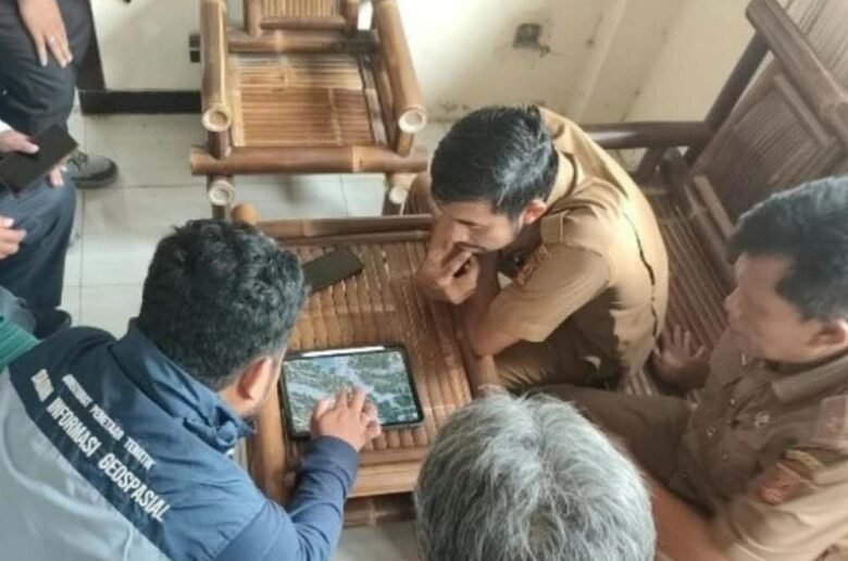 BIG Data Bahaya Banjir Sumbar Petugas Tim Satgas Badan Informasi Geospasial (BIG) memperlihatkan data peta spasial melalui tablet digital kepada perangkat daerah saat melakukan validasi lapangan pemutakhiran data bahaya banjir di Sumatra Barat.