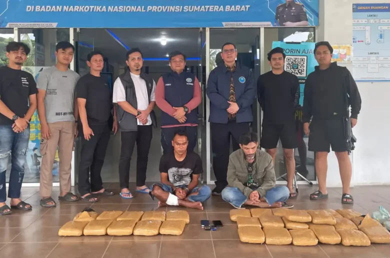 BNNP Sumbar Gagalkan 29 Kg Peredaran Ganja dari Madina Sumut Kepala BNNP Sumbar Toton Rasyid bersama jajaran mengamankan dua tersangka peredaran ganja dengan barang bukti mencapai 29,85 kilogram ganja kering siap edar.