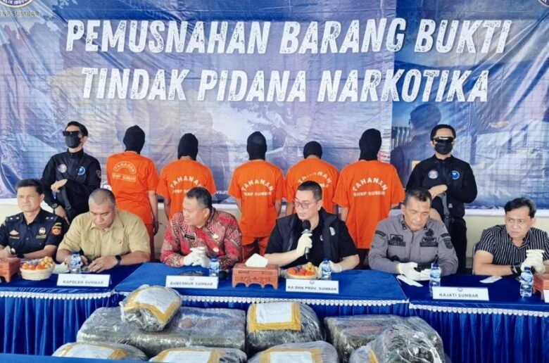 BNNP Sumbar Ungkap Kasus Ganja Kepala BNNP Sumbar, Toton Rasyid, menyampaikan keterangan dalam konferensi pers terkait pengungkapan dua kasus ganja dengan total barang bukti seberat 73,38 kilogram.