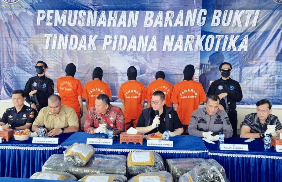 Kepala BNNP Sumbar, Toton Rasyid, menyampaikan keterangan dalam konferensi pers terkait pengungkapan dua kasus ganja dengan total barang bukti seberat 73,38 kilogram.