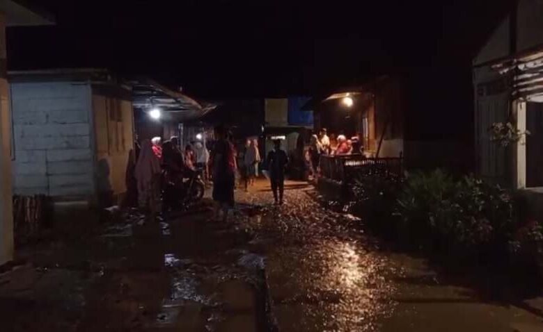 Banjir Bandang Duo Koto Kabupaten Pasaman Warga melakukan evakuasi mandiri di tengah genangan banjir bandang di Nagari Simpang Tonang, Kecamatan Duo Koto, Kabupaten Pasaman, Jumat (18/9/2026) malam pasca luapan Sungai Batang Jember.