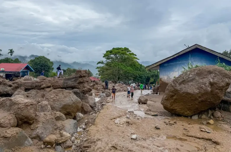 Batu besar dan kayu banjir bandang Solok Arosuka Bebatuan besar yang terbawa terjangan banjir bandang atau galodo di kawasan Arosuka, Kecamatan Gunung Talang, Kabupaten Solok.