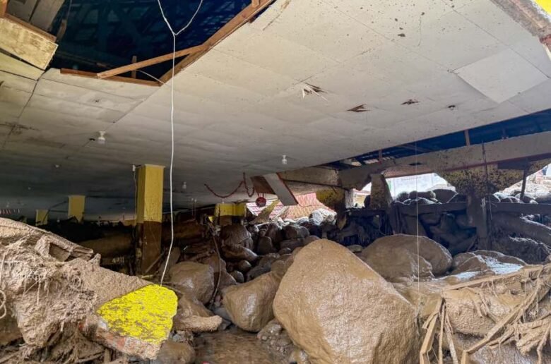 Bongkahan batu raksasa menghancurkan bagian interior gedung perkantoran Pemerintah Kabupaten Solok di Arosuka pascaditerjang banjir bandang galodo, Senin malam (21/9/2026).