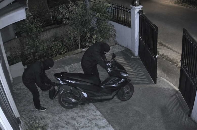 Ilustrasi - Rekaman CCTV pelaku pencurian sepeda motor.