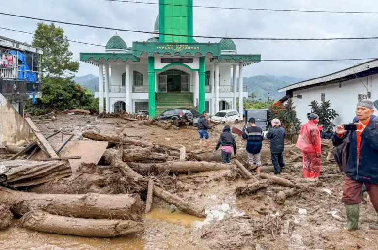 Sisa material banjir bandang atau galodo di kawasan Masjid Raya Al Ikhlas Kabupaten Solok.