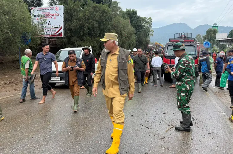 Gubernur Sumatera Barat Mahyeldi meninjau lokasi banjir bandang yang menerjang Arosuka, Kecamatan Gunung Talang, Kabupaten Solok.