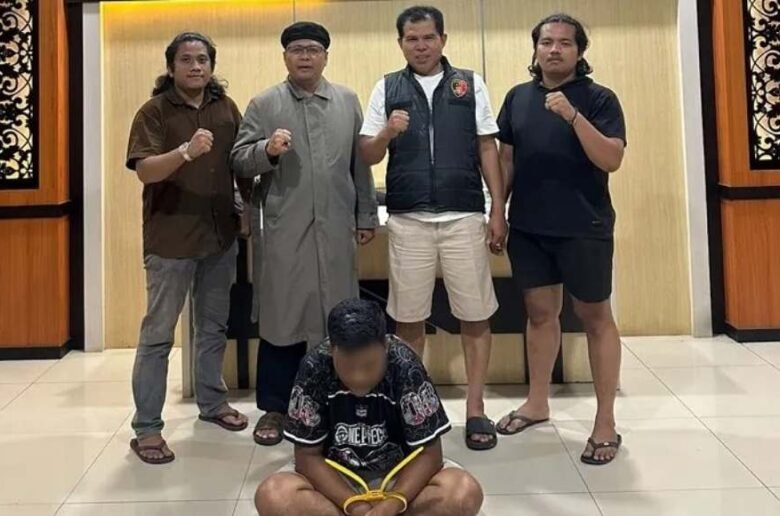 Guru Edarkan Narkoba Pesisir Selatan Oknum guru PPPK berinisial ZL (40 tahun) saat diamankan petugas Satresnarkoba Polres Pesisir Selatan.