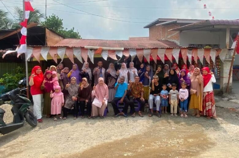 Tim_Pengabdian_Masyarakat_Universitas_Mercubaktijaya_Akupresur Tim Pengabmas Universitas Mercubaktijaya berfoto bersama kader Posyandu ILP RW 16 Korong Gadang usai kegiatan praktik teknik akupresur dan pencatatan digitalisasi data lansia.