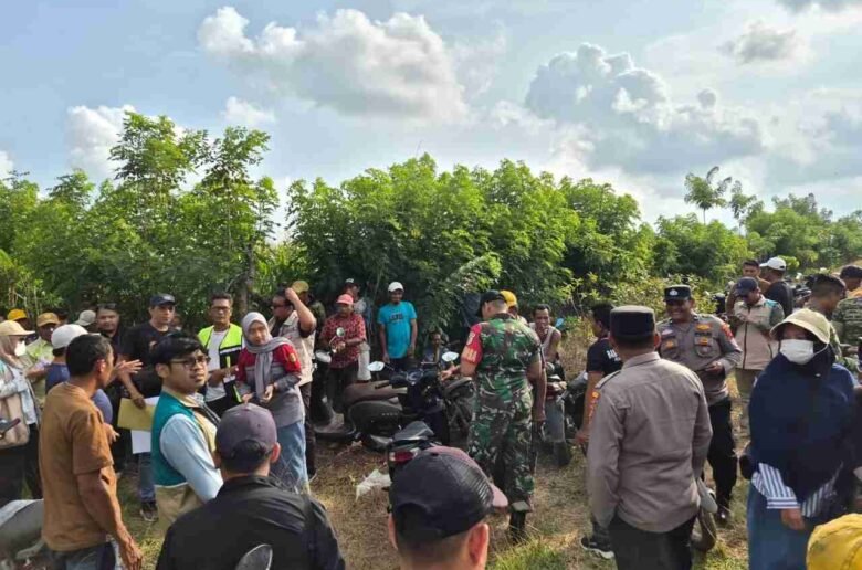 Petugas Polresta Agam dan TNI bersama warga serta tim BP3KP melakukan pengecekan lapangan di lokasi rencana pembangunan huntap di Jorong Padang Mardani, Nagari Manggopoh, Jumat (18/9/2026).