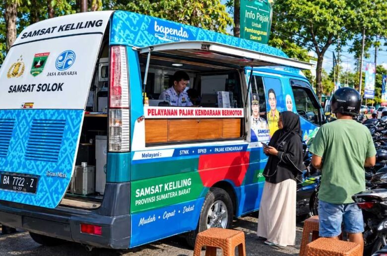 Jadwal Samsat Keliling Sumbar Dokumentasi — Petugas Samsat Keliling melayani warga yang membayar pajak kendaraan, di salah satu titik layanan di Sumatera Barat.