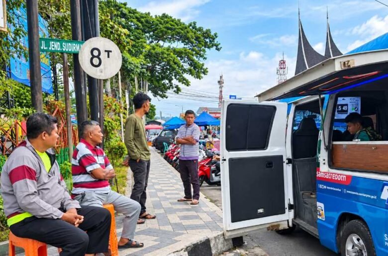 Jadwal Samsat Keliling Sumbar Dokumentasi — Petugas Samsat Keliling melayani warga yang membayar pajak kendaraan, di salah satu titik layanan di Sumatera Barat.
