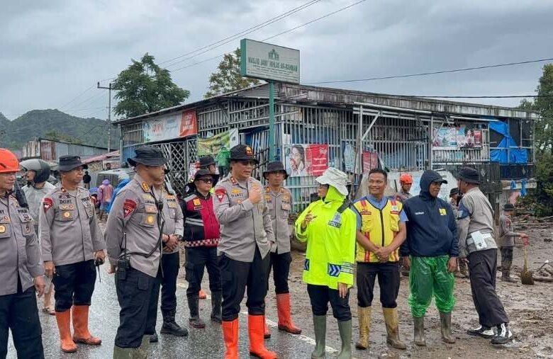 Kapolda Tinjau Bencana Galodo Solok Kapolda Sumbar Irjen Pol Djati Wiyoto Abadhy didampingi Kapolres Solok AKBP Rini Anggraini, Dansat Brimob Kombes Pol Lukman Syafri Dandel Malik, serta jajaran memberikan instruksi saat meninjau pembersihan material bencana galodo di Arosuka, Kabupaten Solok, Selasa (22/9/2026).