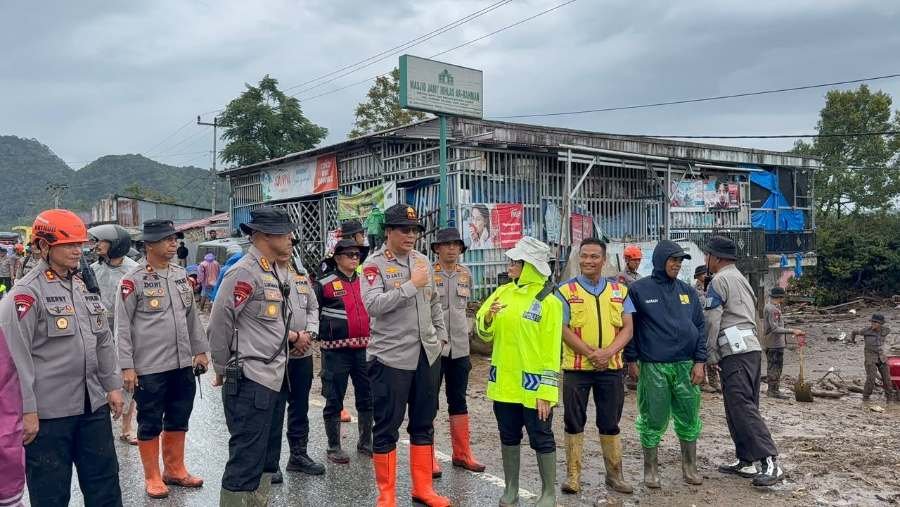 Tanggap Darurat Bencana Galodo Solok: Polda Sumbar Kerahkan Ratusan Brimob, Dirikan Dapur Umum dan Pos DVI