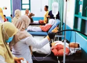 Petugas medis salah satu puskesmas di Pati, Jawa Tengah, melakukan perawatan terhadap sejumlah siswa yang mengalami gejala keracunan. (Ist.)