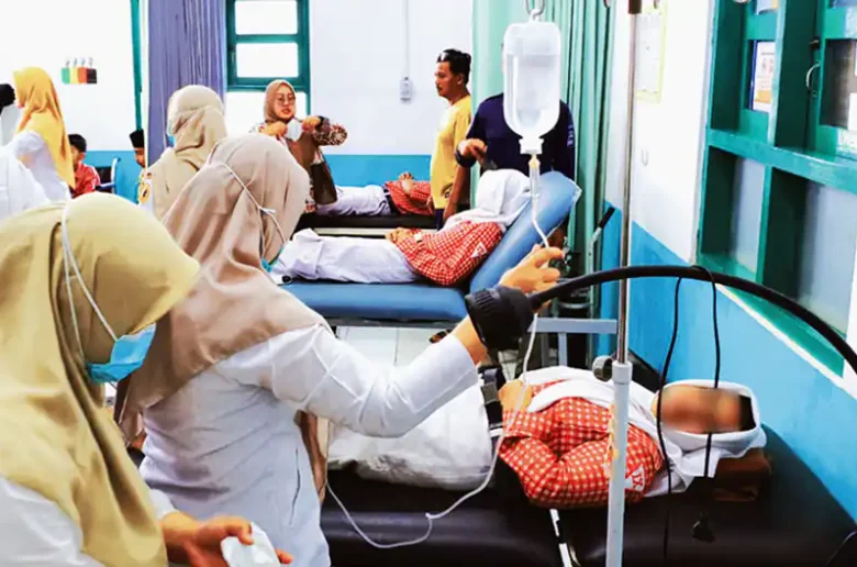 Kasus Keracunan MBG Dipidana Petugas medis salah satu puskesmas di Pati, Jawa Tengah, melakukan perawatan terhadap sejumlah siswa yang mengalami gejala keracunan. (Ist.)