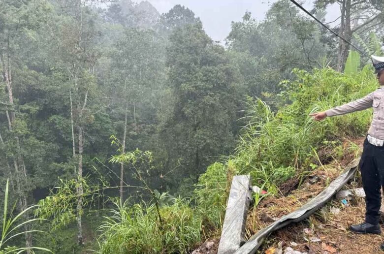 Kecelakaan Kelok Sikumbang Tanah Datar Petugas kepolisian menunjuk lokasi Toyota Avanza yang masuk jurang sedalam 66 meter di Kelok Sikumbang, Kabupaten Tanah Datar, Sabtu (19/9/2026).