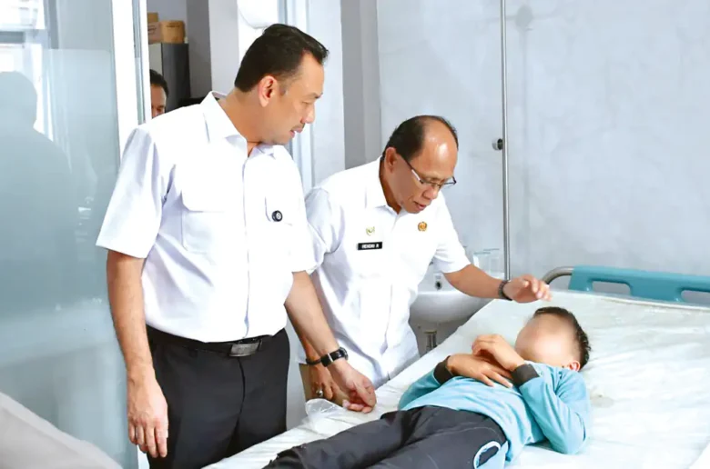 Keracunan MBG Agam Wakil Bupati Agam Muhammad Iqbal bersama Kepala Dinas Kesehatan Hendri Rusdian menjenguk salah seorang siswa korban keracunan makanan MBG yang dirawat di ruangan puskesmas.