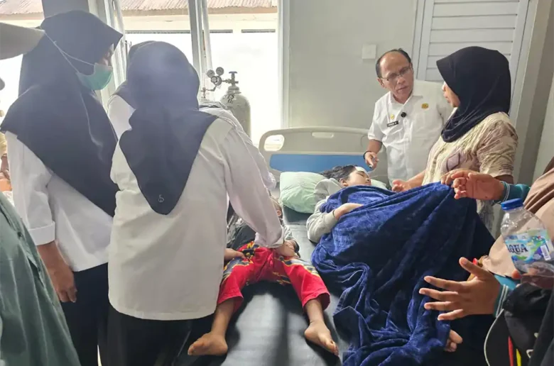 Sejumlah pelajar menjalani perawatan medis di puskesmas usai mengalami keracunan massal diduga akibat makanan program MBG di Kecamatan Palupuh, Kabupaten Agam.