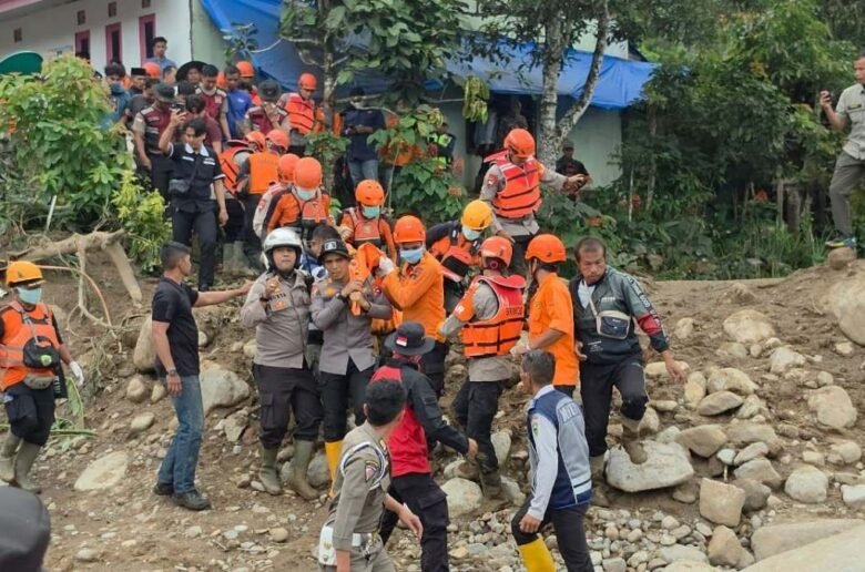 Korban Galodo Agusral Ditemukan Tak m SAR gabungan mengevakuasi jenazah Agusral, korban banjir bandang yang berhasil ditemukan setelah empat hari pencarian.