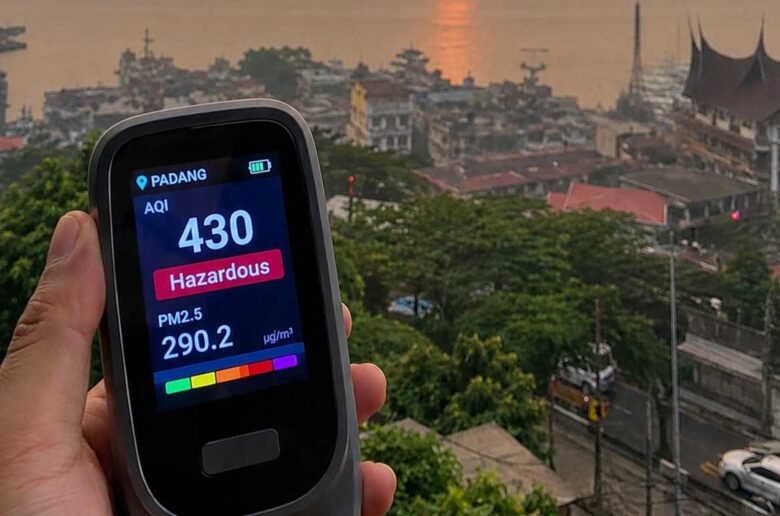 Kualitas udara di ibu kota Provinsi Sumatera Barat tersebut masuk dalam kategori berbahaya dengan indeks mencapai 430 AQI US akibat kebakaran hutan dan lahan serta erupsi Gunung Anak Krakatau.