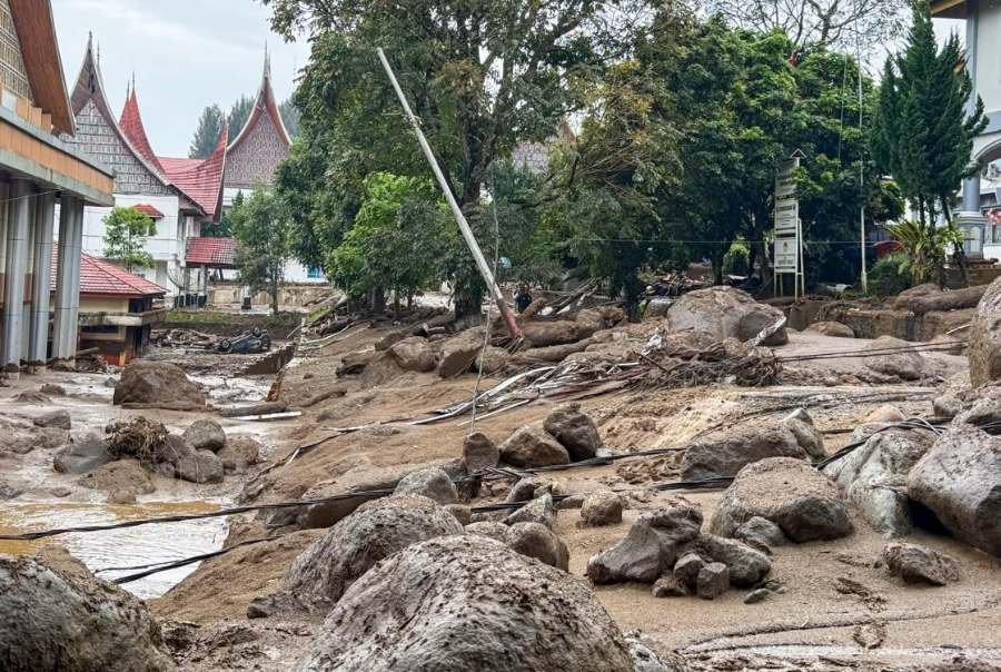 Bongkahan bebatuan raksasa yang dibawa banjir bandang galodo, Senin malam (21/9/2026).