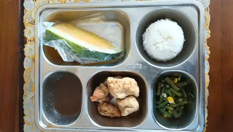 Menu MBG Pariaman Porsi menu Makan Bergizi Gratis (MBG) berupa nasi putih, ayam tepung, tahu, saus, tumisan sayur, dan buah semangka yang disajikan di MTsN 1 Pariaman.