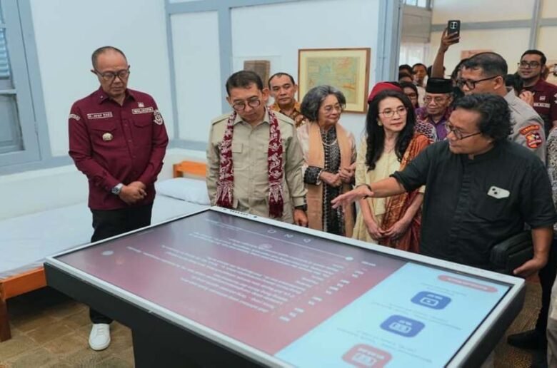 Menteri Kebudayaan RI, Fadli Zon, saat meresmikan Museum Rumah Pengasingan Mohammad Hatta dan Sutan Sjahrir di Kompleks Sekolah Pembentukan Perwira (Setukpa) Lemdiklat Polri, Jalan Bhayangkara, Kecamatan Gunungpuyuh, Kota Sukabumi, Jawa Barat, Sabtu (12/9/2026).