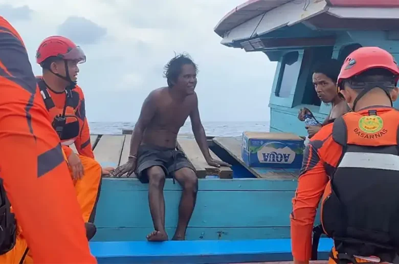Nelayan Terombang-ambing di Samudera Hindia Tim SAR gabungan mengevakuasi nelayan KM Rafa 02 yang ditemukan selamat setelah terombang-ambing di Samudra Hindia, Jumat (18/9/2026).