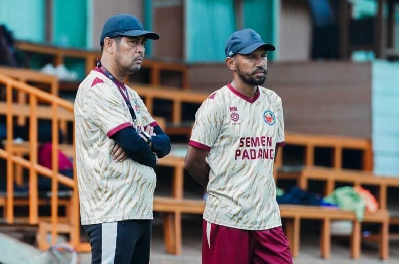 Pelatih Semen Padang FC, Nil Maizar, memimpin sesi latihan jelang laga tandang ke markas PSGC Ciamis di Stadion Galuh, Ciamis, Sabtu 26 September 2026. (Foto dokumen Semen Padang FC)