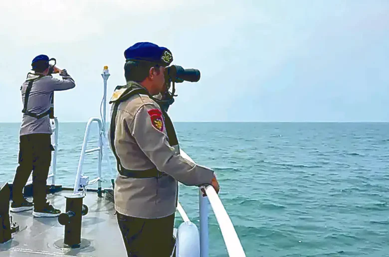Personel Kapal Patroli (KP) Hayabusa-3008 Polairud melakukan penyisiran dalam operasi pencarian lima jurnalis dan tiga kru speedboat yang hilang di perairan Selat Sunda. Hingga Minggu (13/9/2026), operasi pencarian telah memasuki hari keenam sejak kedelapan korban hilang kontak pada Senin lalu (7/9/2026).