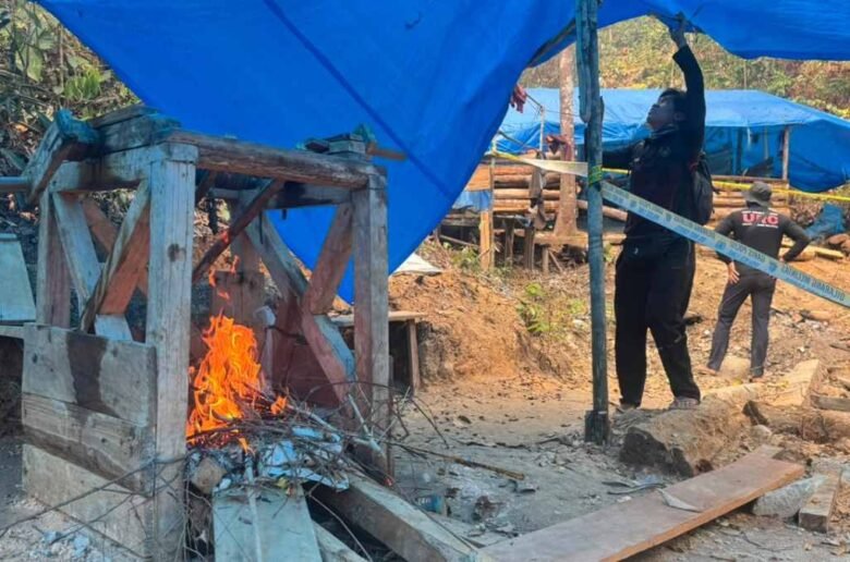 PETI Batang Hari Solok Selatan Petugas Polres Solok Selatan membongkar peralatan tambang emas ilegal berupa mesin dompeng dan pipa di sepanjang aliran Sungai Batang Hari, Jumat (18/9/2026).