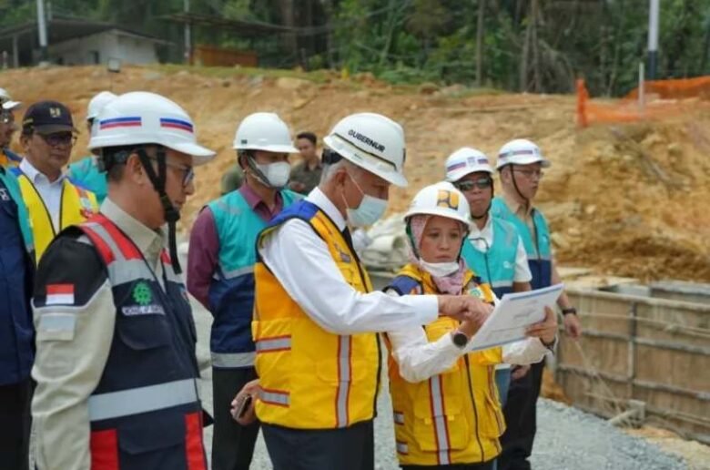 Pembangunan Flyover Sitinjau Laut Target Rampung 2028 Gubernur Sumatra Barat Mahyeldi Ansharullah mendengarkan penjelasan teknis dari tim pelaksana saat meninjau langsung progres pembangunan proyek Fly Over Sitinjau Lauik.