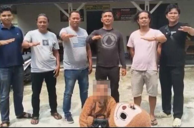 Tersangka kasus pemerkosaan berinisial D alias Unyil diamankan petugas Sat Reskrim Polres Pasaman Barat, saat sedang menjadi badut hiburan di Pasar Talu, Rabu (16/9/2026).